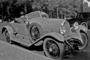 Lluís Garriga conduint el seu vehicle per París el 1927.