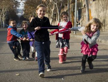 Nens jugant al carrer de Cartagena.