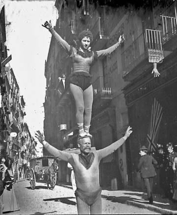 Saltimbanquis al carrer Santa Anna el 1901.