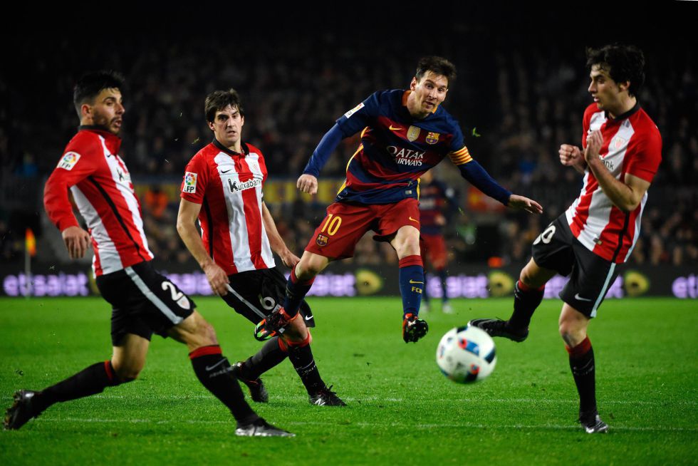 Leo Messi entre tres jugadors de l'Athletic.