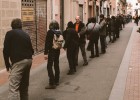 Cadena humana al Poblenou per traslladar la llibreria Nollegiu