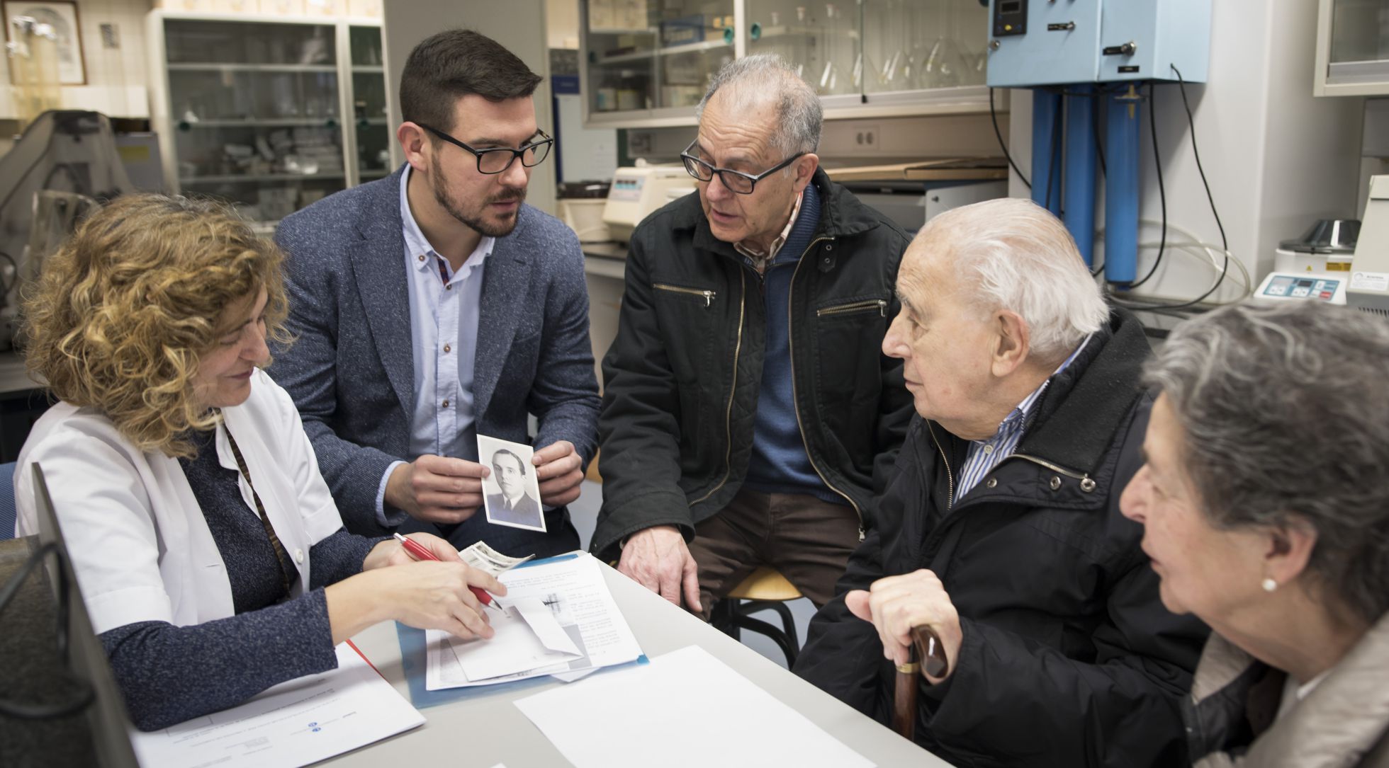 Roger Heredia (segon per l'esquerra) explica a una família els passos per deixar la mostra d'ADN. Roger Heredia (segon per l'esquerra) explica a una família els passos per deixar la mostra d'ADN.