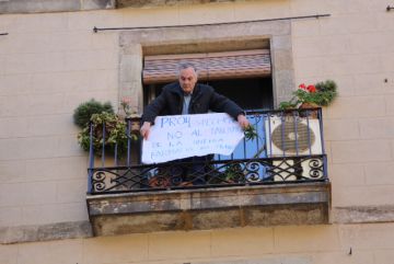 Mobilització veïnal per evitar que tanqui una farmàcia al barri Gòtic