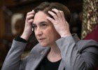 Colau amenaça les subministradores de multar-les si tallen serveis als pobres