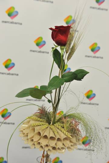 Rosa decorada amb elements reciclats seguint la tendència actual.