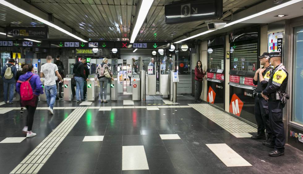 Dos agentes en la estación del metro de Plaza Catalunya.