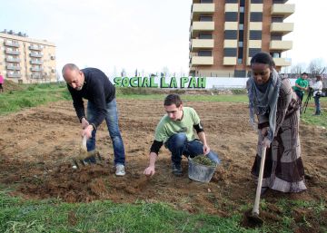 La SAREB cede a la Generalitat los 30 pisos del bloque ocupado de Salt La SAREB cede a la Generalitat los 30 pisos del bloque ocupado de Salt