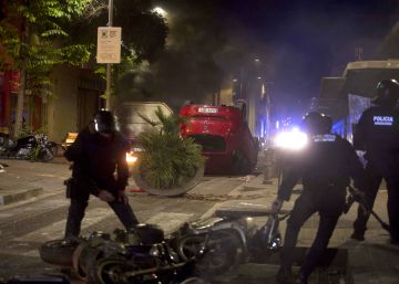 La batalla campal a Gràcia se salda amb 16 ferits i un detingut
