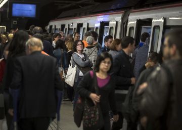Detinguts sis grafiters per saltar a les vies i tallar el metro a la L5