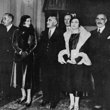La plana major de la CHADE, amb Joan Ventosa (esquerra), Pilar Arnús, Daniel Heineman, Isabel llorach, Francesc cambó, i, al darrere, Eusebi Bretran i Serra.