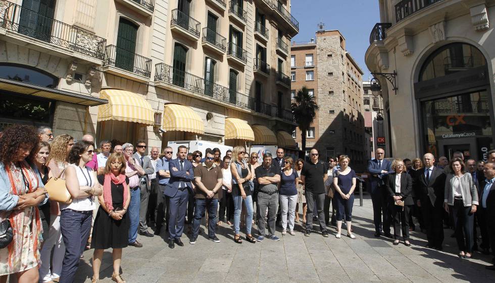 Minut de silenci en record de la directora de Catalunya Caixa assassinada.
