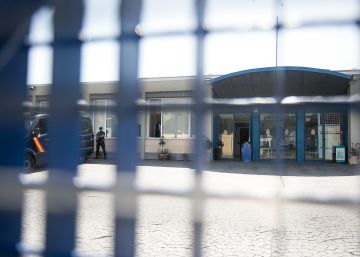Medio centenar de internos del CIE de Barcelona inician una huelga de hambre