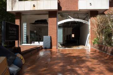 L'aigua a pressió ha trencat els vidres d'una perruqueria.