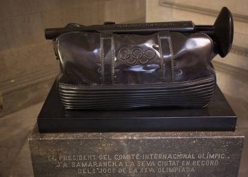 El PSC pressiona Colau per restituir la inscripció de Samaranch