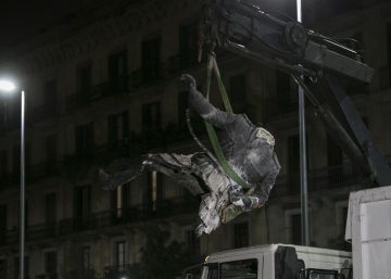 Derrocada l’estàtua de Franco col·locada al Born de Barcelona