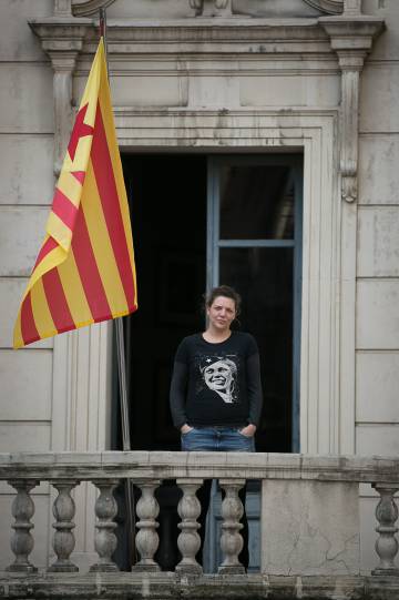 La alcaldesa de Berga, Montse Venturós, junto con el estelada del Ajuntament . La alcaldesa de Berga, Montse Venturós, junto con el estelada del Ajuntament .