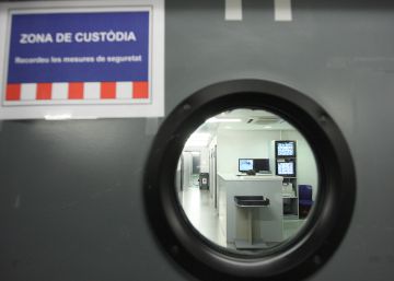 Les càmeres de la comissaria avalen la condemna a un mosso per maltractament