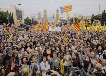 Milers de persones defensen els càrrecs electes investigats pel procés secessionista