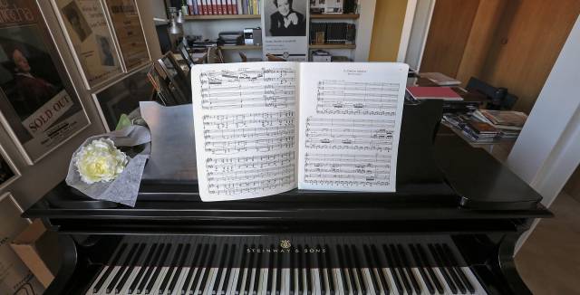 l&rsquo;espai en el qual s&rsquo;est&agrave; organitzant el fons documental, al pis de Sarri&agrave; on va viure, ple de fotos, premis, documents i el seu Steinwey.