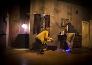 Uns nois juguen en un 'room scape'. 