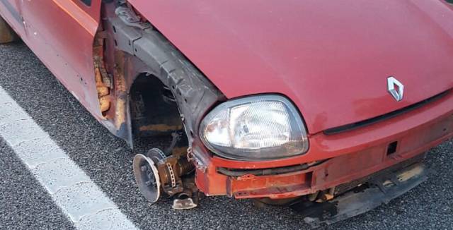 El coche interceptado por la policía.