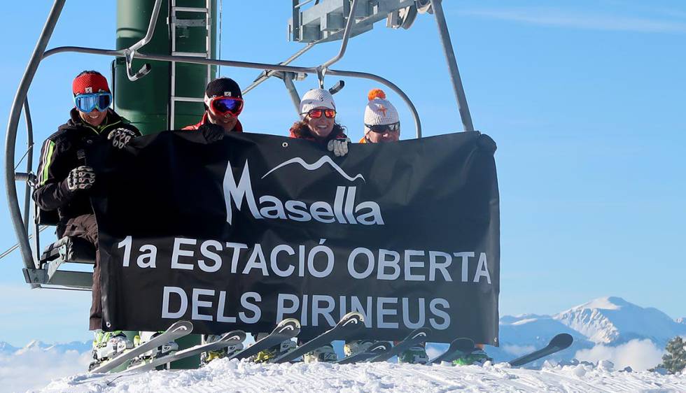Primers esquiadors de la temporada a l'estació d'esquí de la Masella.