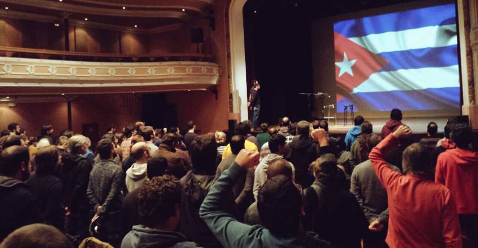 L'assemblea de la CUP fa un minut de silenci per la mort de Fidel Castro.