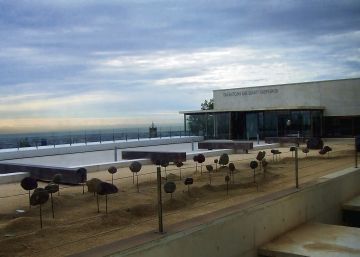 Colau pacta amb les funeràries abaratir els enterraments a les famílies sense recursos
