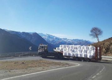 Camions i helicòpters per portar neu a Baqueira