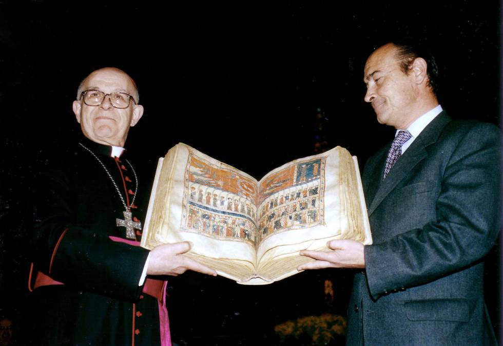 Joan Martí Alanis, bisbe de la Seu d’Urgell, i Santiago López Valdivieso, director general de la Guàrdia Civil, mostren orgullosos el Beat de Liébana, després de la seva recuperació el 1997.