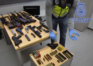 Sis detinguts d’una banda que traficava amb armes de guerra
