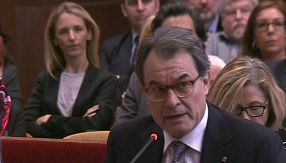 Artur Mas i, al darrere, amb els braços creuats, Cayetana Álvarez de Toledo.