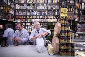 Cinc ‘colmados’ que resisteixen als supermercats