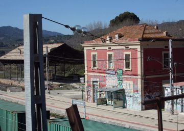 Un noi de 15 anys mor electrocutat per una catenària de tren a Tarragona