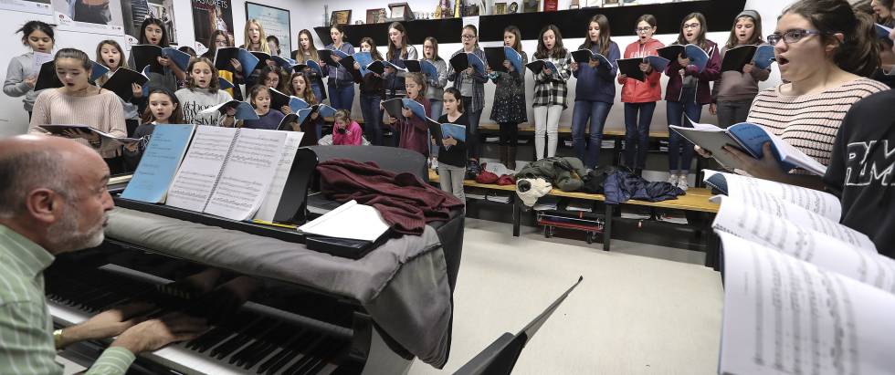Les nenes del Cor Vivaldi entonen de valent guiades pel seu director, Òscar Boada, cada migdia a l’escola Ipsi.