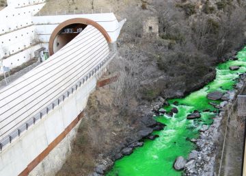 Inquietud por el color verde fosforescente del río Valira