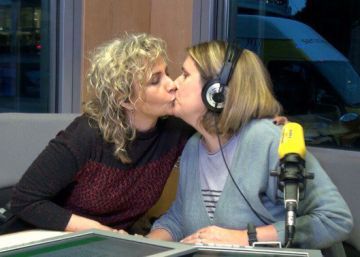 El petó solidari de Mònica Terribas i Marta Romagosa