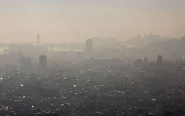La contaminació sobre Barcelona.