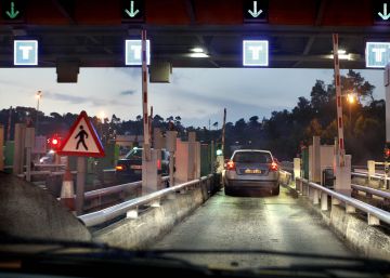 Una dona trenca aigües als túnels de Vallvidrera enmig d’un embús Una dona trenca aigües als túnels de Vallvidrera enmig d’un embús