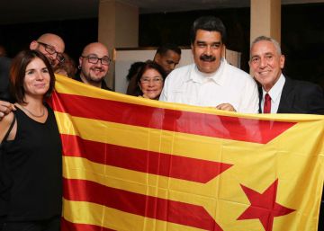 El presidente venezolano con la bandera independentista.