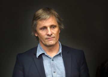 Un Viggo Mortensen reconvertit en poeta arriba a Barcelona