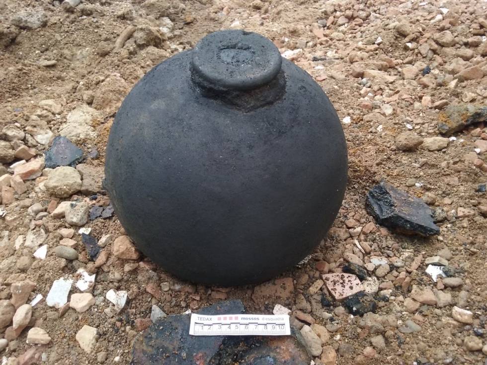 Bola de canó bombarda trobada al carrer de Francesc de Borja Moll.