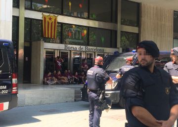 Els Mossos desallotgen una vintena de joves d’Arran encadenats a la Borsa