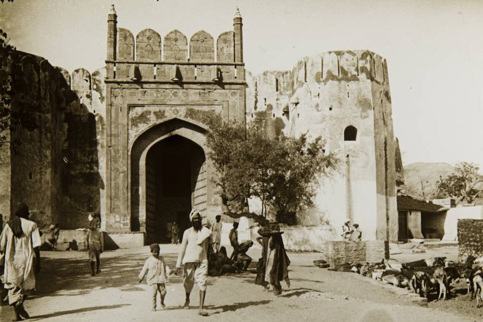Porta de la muralla de Jaipur a l'Índia, fotografiada per Oleguer Junyent el 1909.