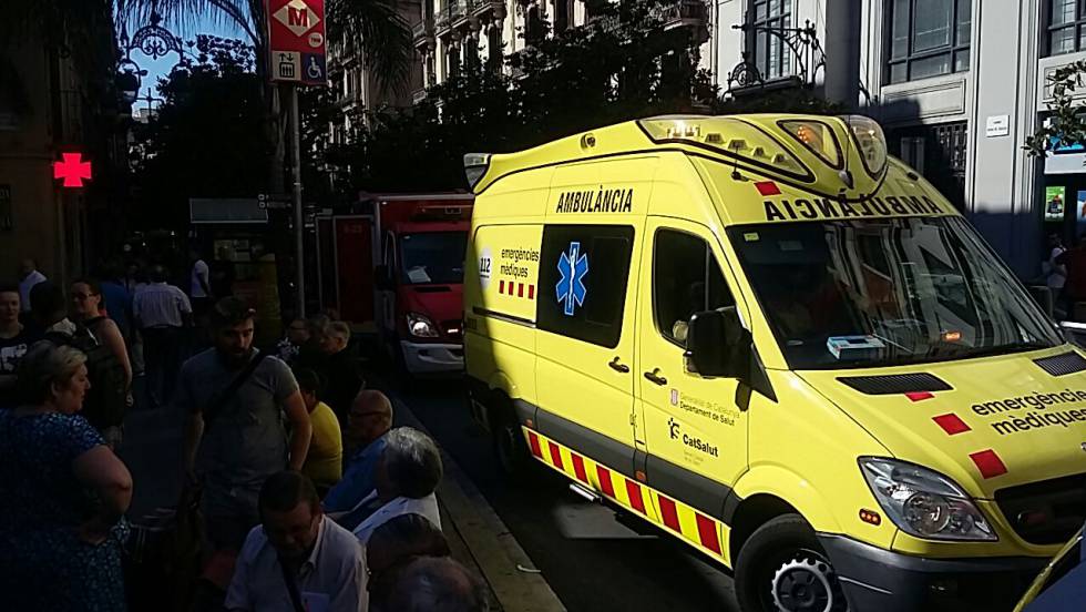 Una ambulància davant de la parada de Fontana.