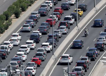 Retencions quilomètriques a les carreteres per la revetlla de Sant Joan