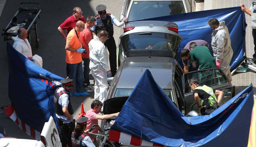 Els Mossos investiguen l'interior del vehicle localitzat al carrer de Béjar.