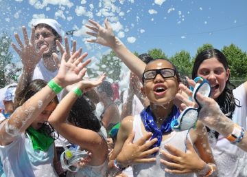 1.500 nens i nenes reivindiquen la felicitat en una pluja de colors al Prat de Llobregat 1.500 nens i nenes reivindiquen la felicitat en una pluja de colors al Prat de Llobregat