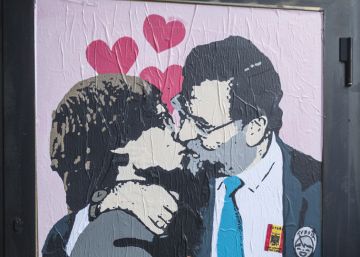 El petó de Rajoy i Puigdemont al centre de Barcelona El petó de Rajoy i Puigdemont al centre de Barcelona