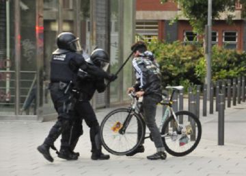 Condemnat a dos anys un mosso per picar un jove a les protestes de Can Vies Condemnat a dos anys un mosso per picar un jove a les protestes de Can Vies